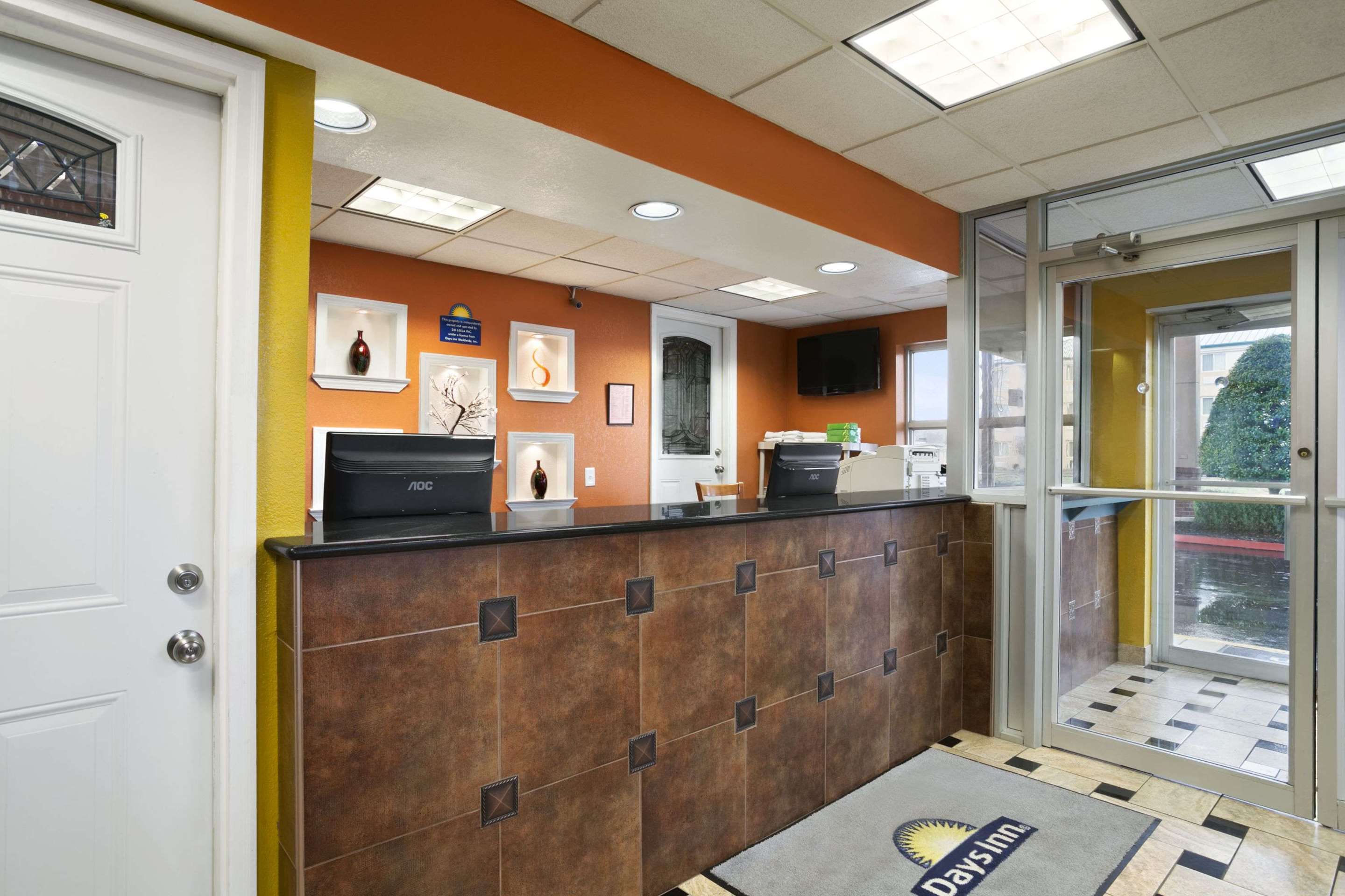 Lobby | Days Inn by Wyndham Airport Nashville East