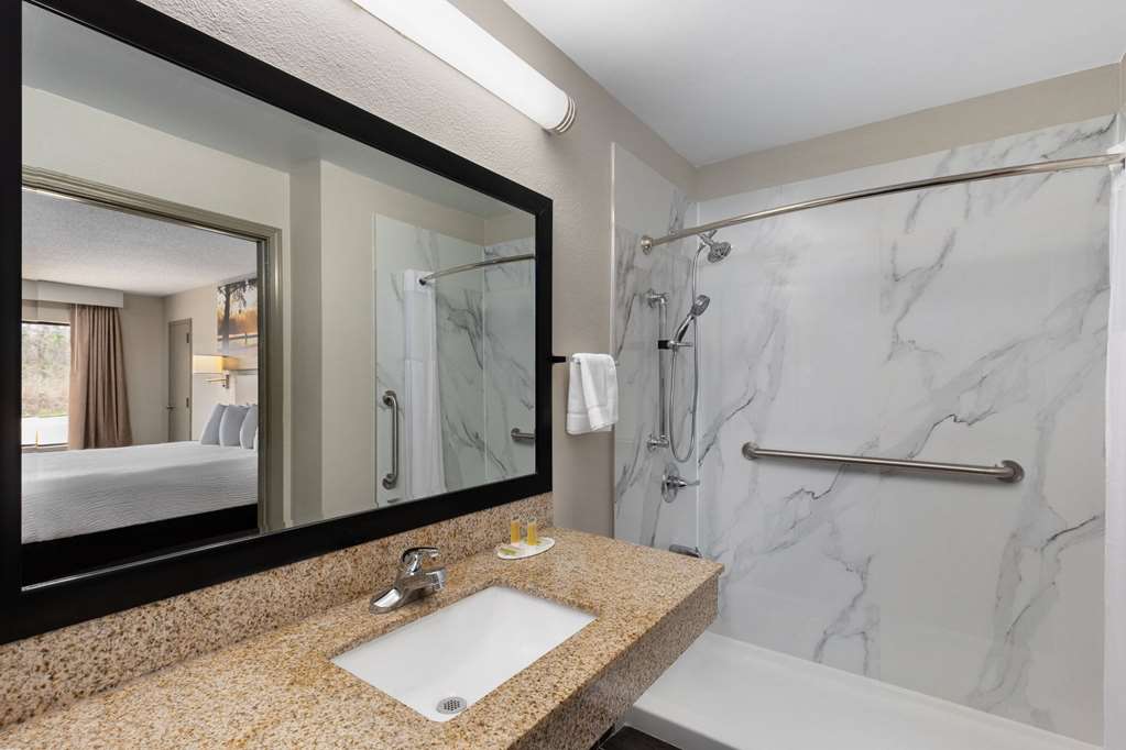 DAYS INN BY WYNDHAM CHILDERSBURG/SY-guestroom-Guest Room,Bathroom,Accessibility,On-Site.jpg