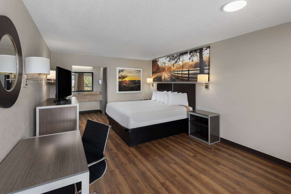 DAYS INN BY WYNDHAM CHILDERSBURG/SY-guestroom-Guest Room,King bed,On-Site.jpg