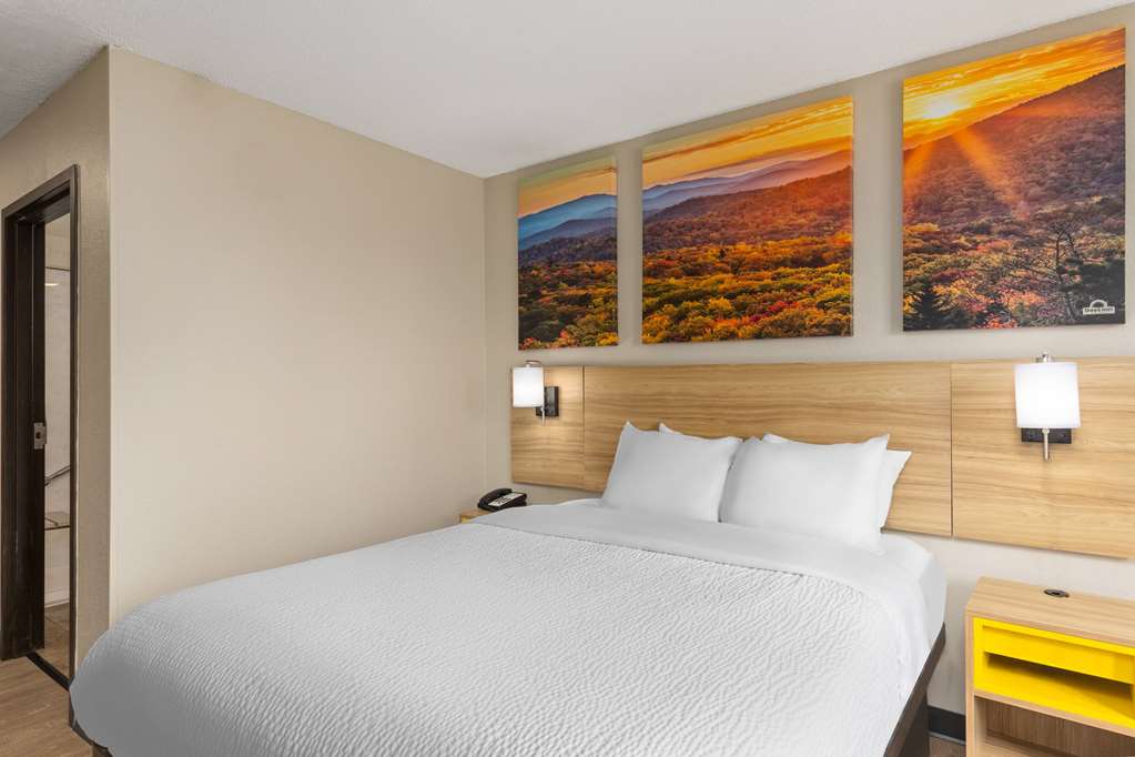 DAYS INN BY WYNDHAM GLASGOW-guestroom-Guest Room,On-Site.jpg