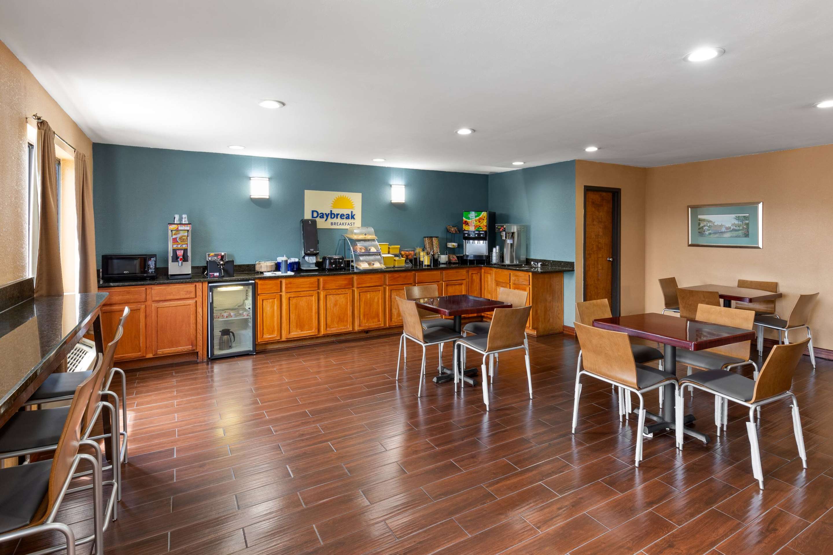 Breakfast Area | Days Inn by Wyndham Glasgow