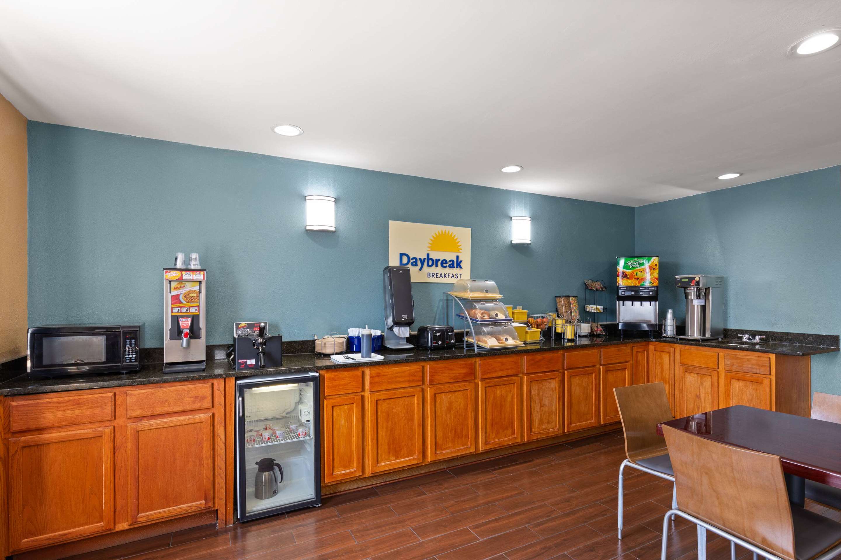 Breakfast Area | Days Inn by Wyndham Glasgow