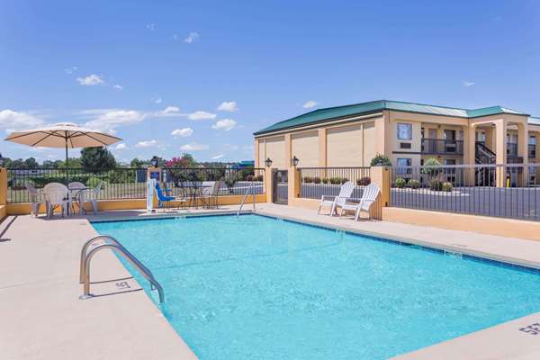 Pool - Days Inn Byron - I-75, Exit 149
