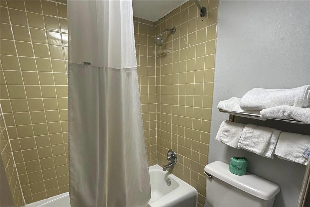 DAYS INN BY WYNDHAM, BYRON-guestroom-Guest Room,Bathroom,On-Site.jpg