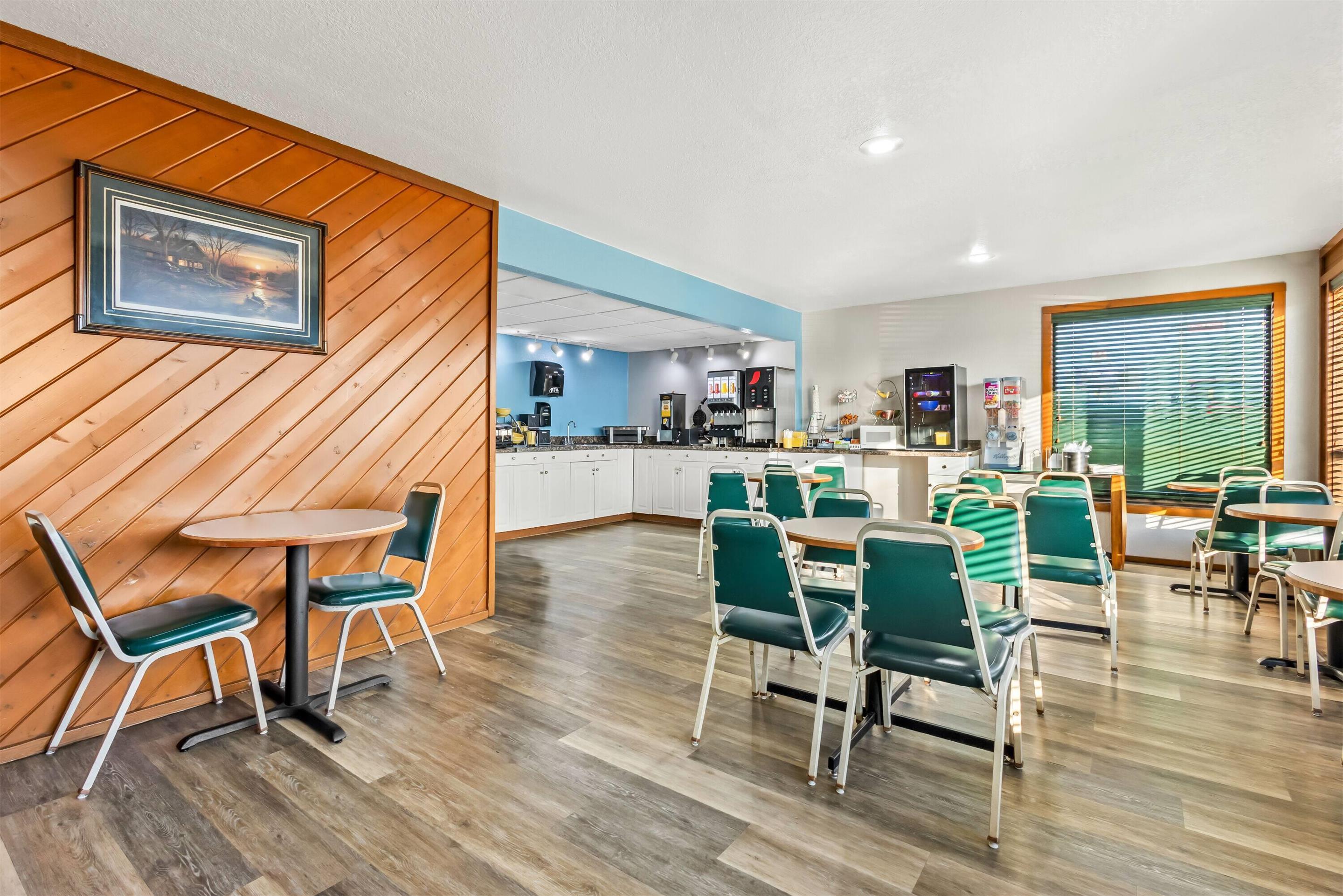 Breakfast Area | Days Inn by Wyndham Mitchell SD
