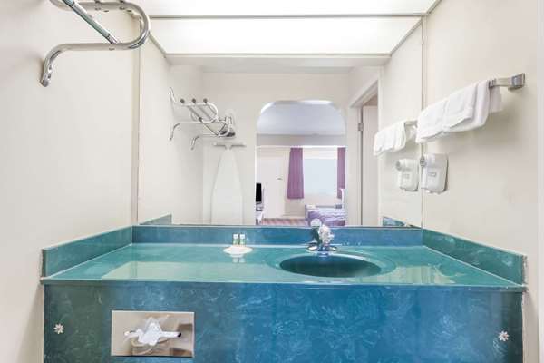  - Days Inn Clinton - I-20, Exit 36