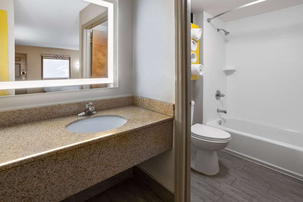 DAYS INN BY WYNDHAM ACWORTH-guestroom-Guest Room,Bathroom,On-Site.jpg