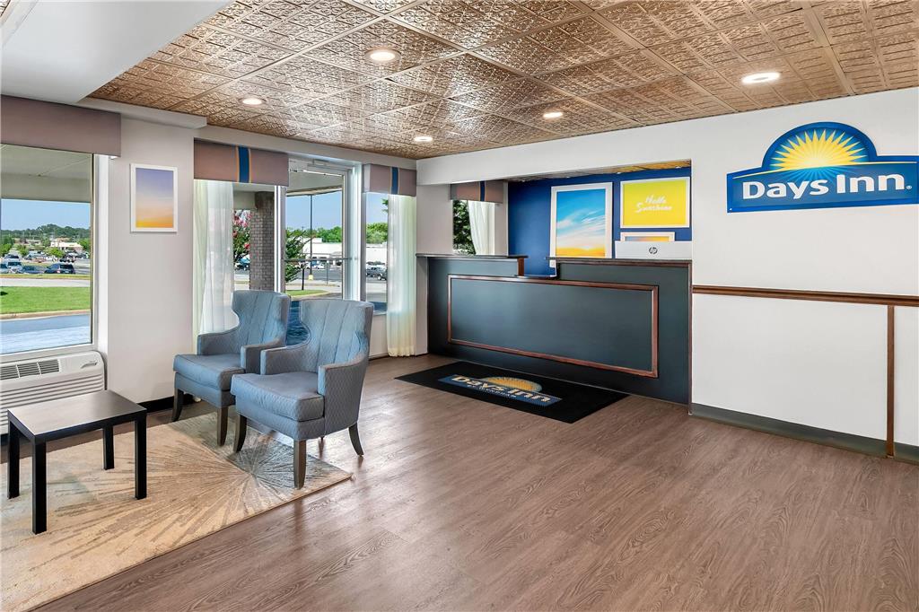 DAYS INN BY WYNDHAM SENECA / CLEMSO-guestroom-Sitting area,On-Site.jpg