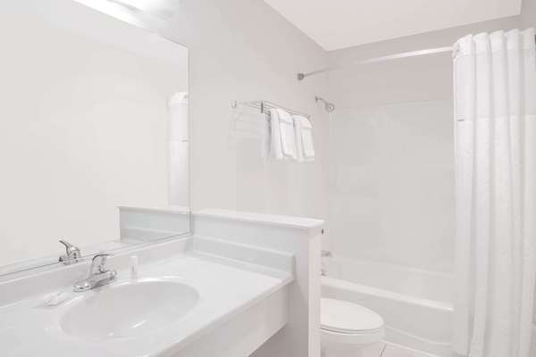  - Days Inn Portage - I-39, I-90 & I-94, Exit 108A