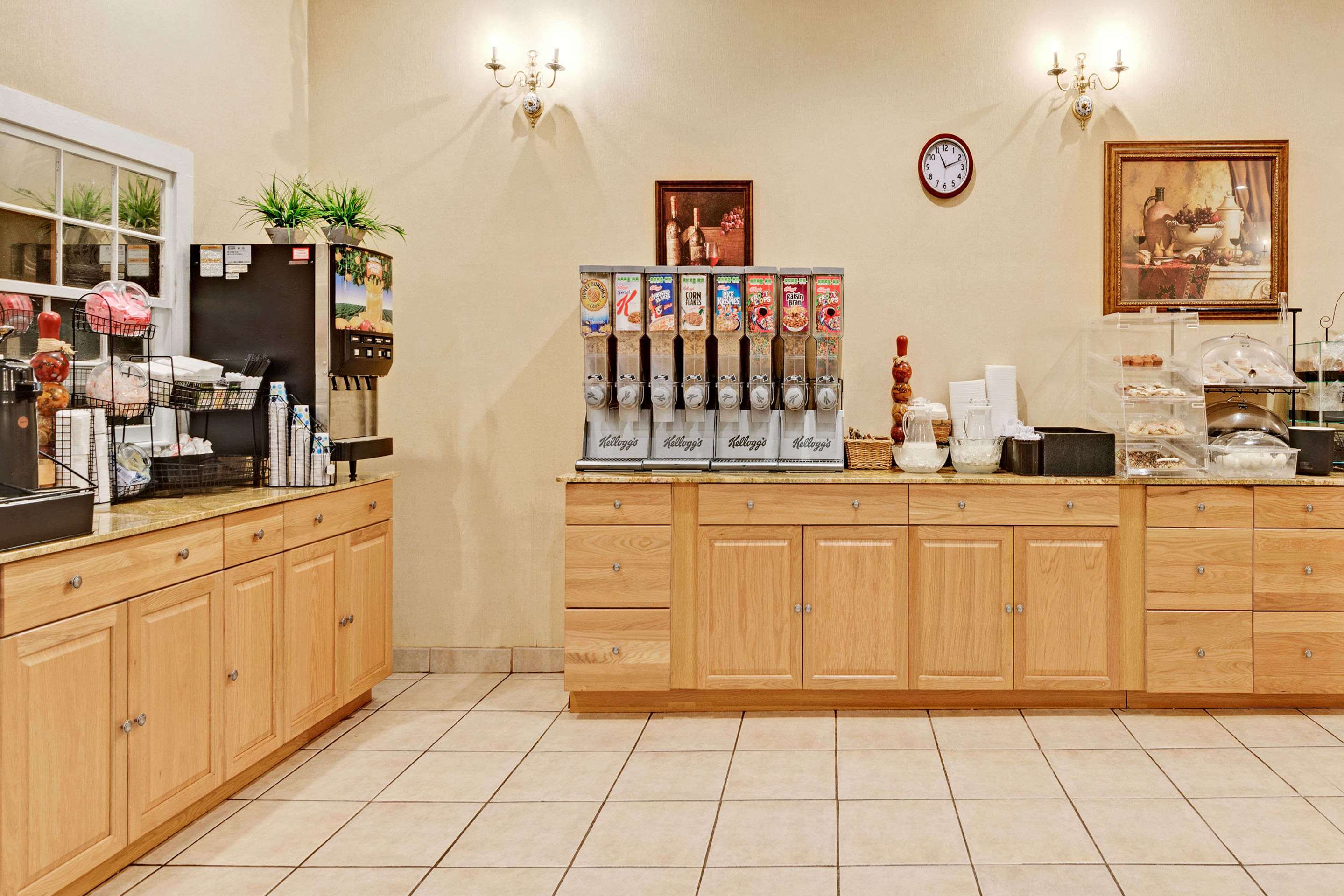 Breakfast Area | Ramada by Wyndham Kittery