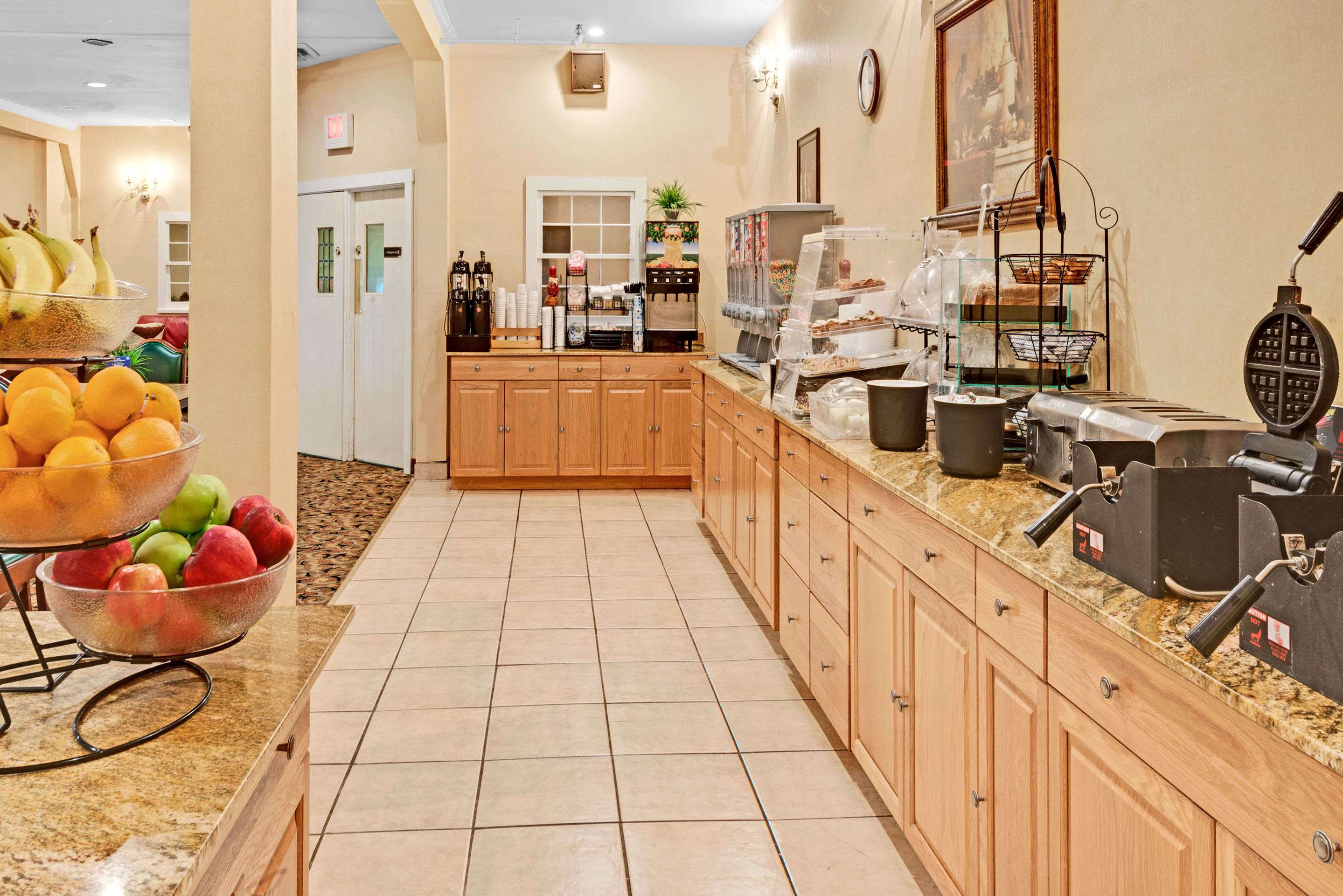 Breakfast Area | Ramada by Wyndham Kittery