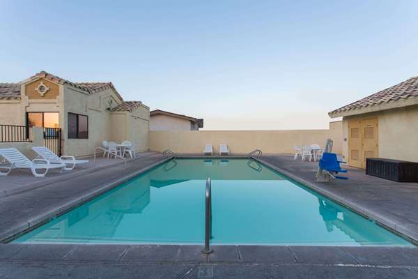 Pool - Days Inn Kingman West - I-40, Exit 53