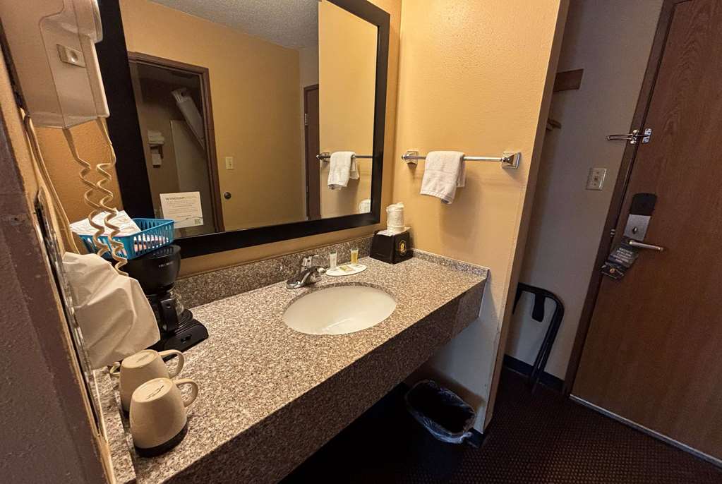 SUPER 8 BY WYNDHAM DU QUOIN-guestroom-Guest Room,Bathroom,On-Site.jpg