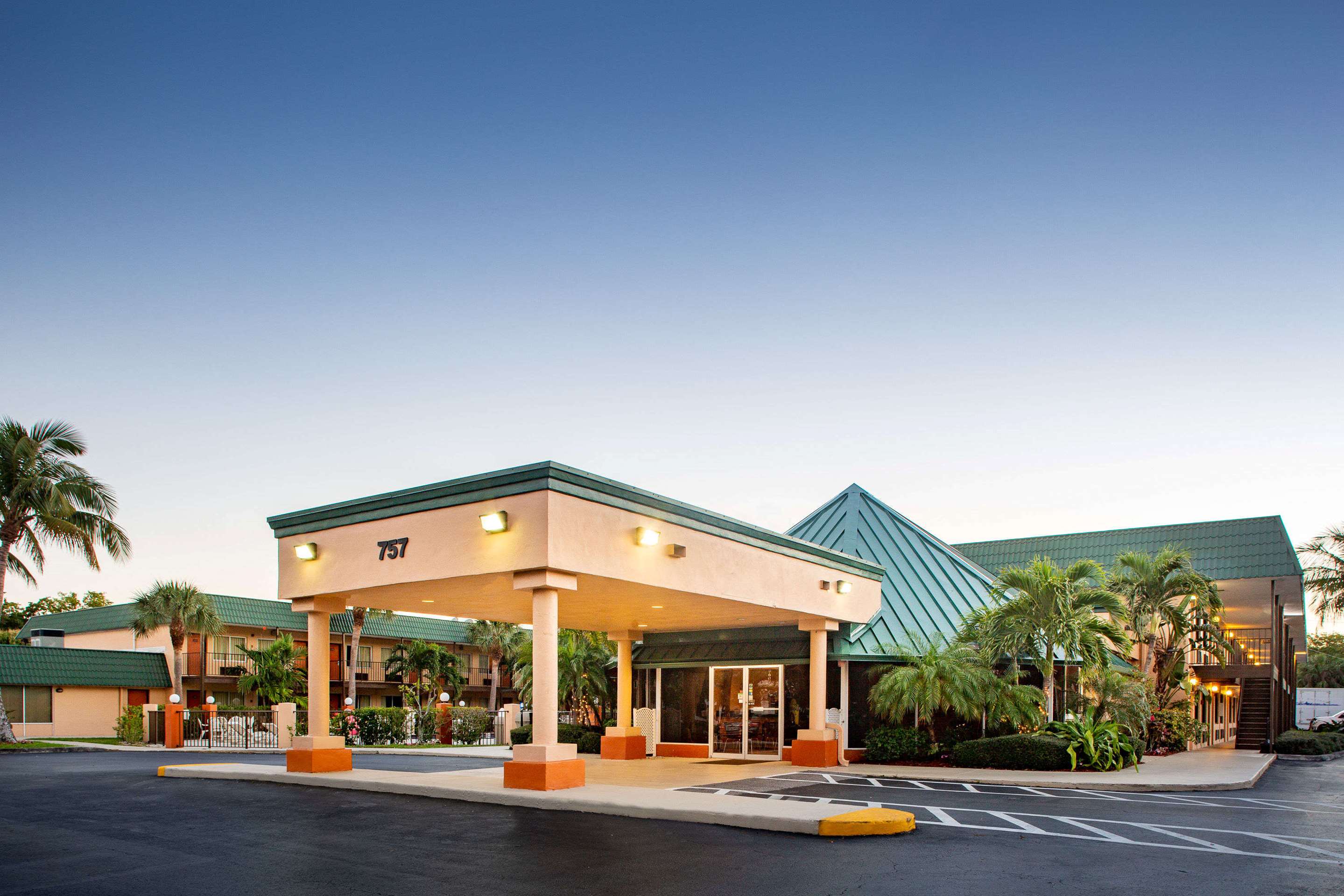 Exterior | Super 8 by Wyndham North Palm Beach
