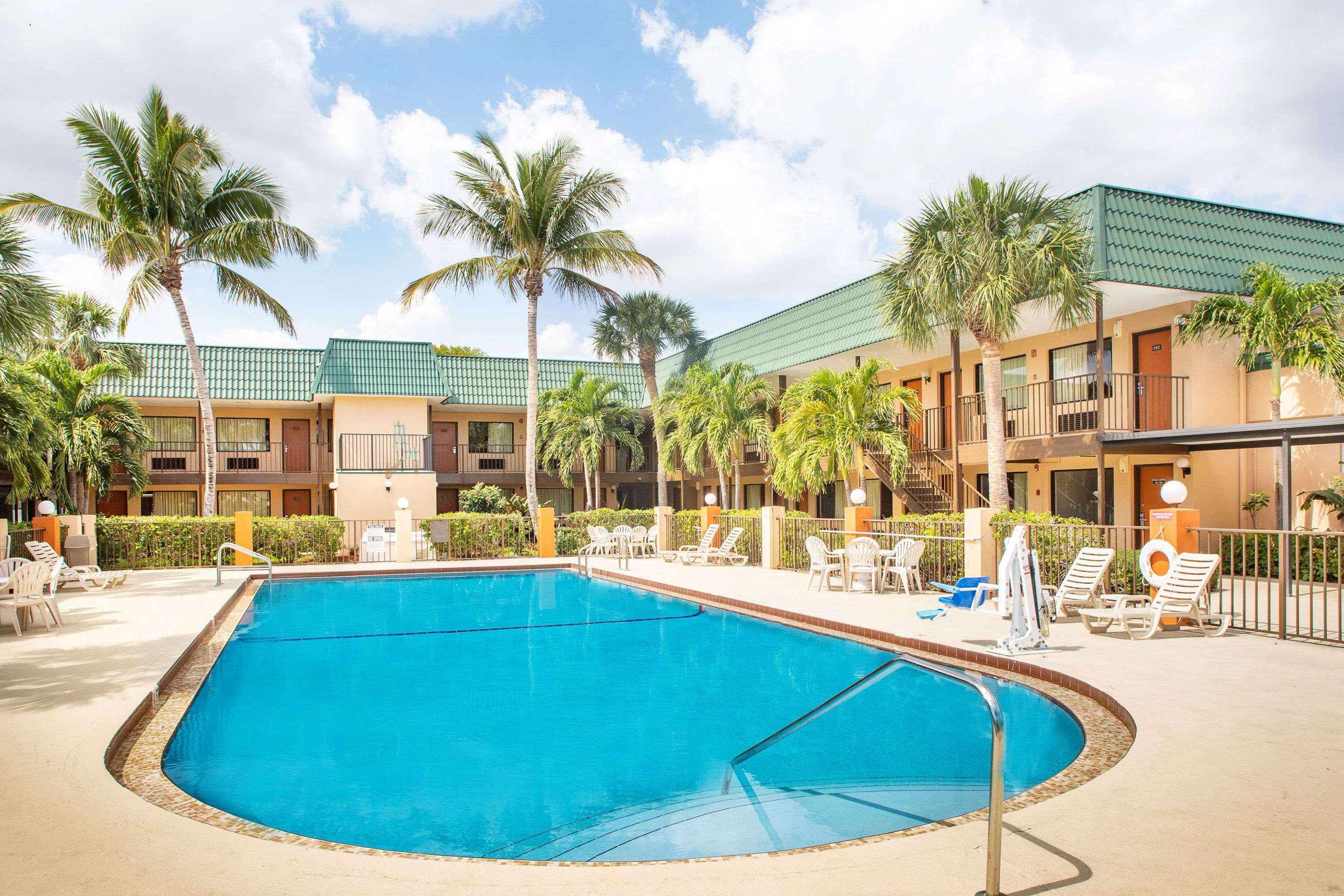 Pool | Super 8 by Wyndham North Palm Beach