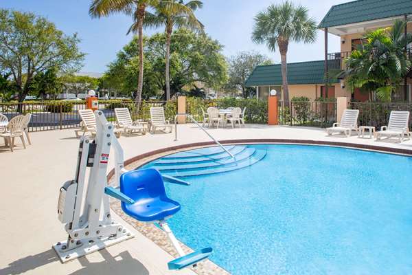 Pool - Super 8 Motel North Palm Beach