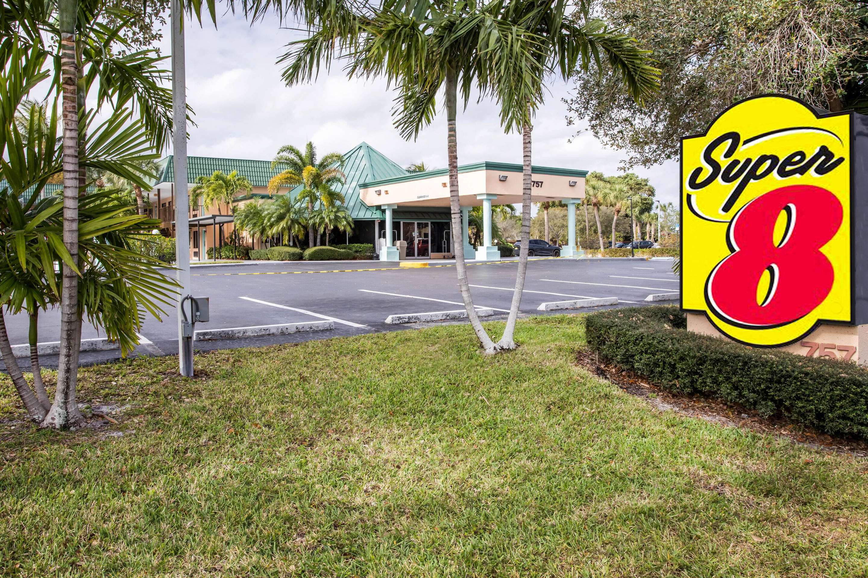 Exterior | Super 8 by Wyndham North Palm Beach
