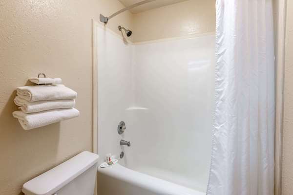  - Super 8 Motel Strathmore