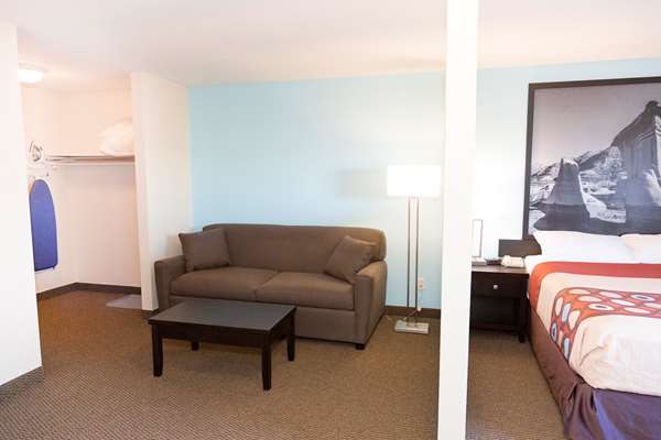  - Super 8 Motel Strathmore