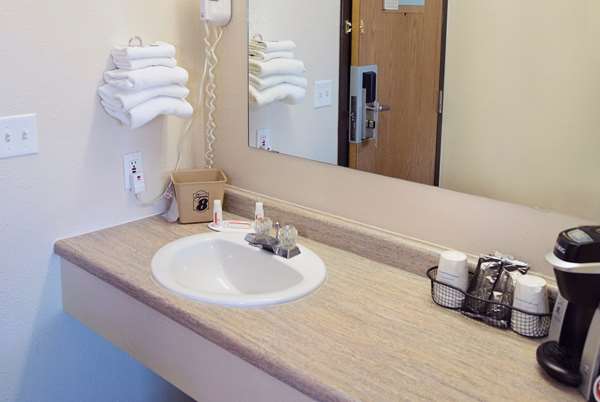  - Super 8 Motel Strathmore