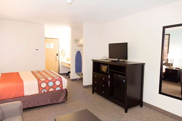  - Super 8 Motel Strathmore