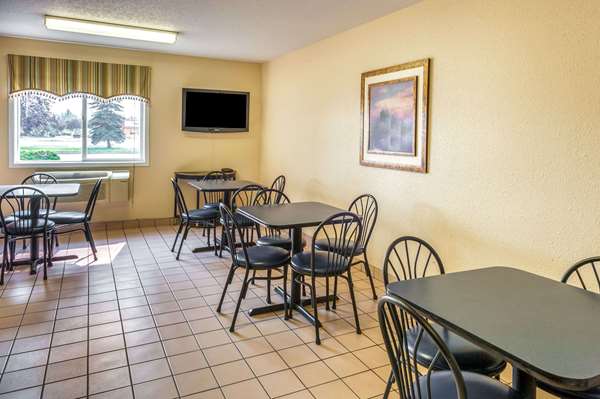 - Super 8 Motel Strathmore