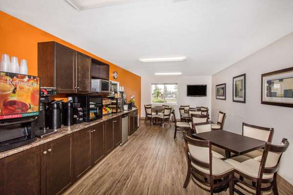  - Super 8 Motel Strathmore