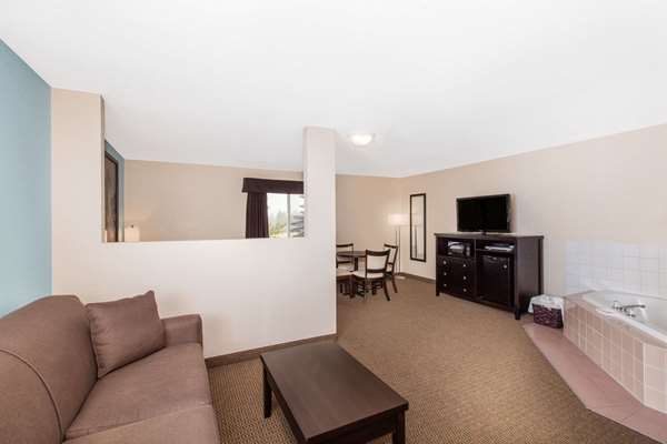 Suite - Super 8 Motel Strathmore