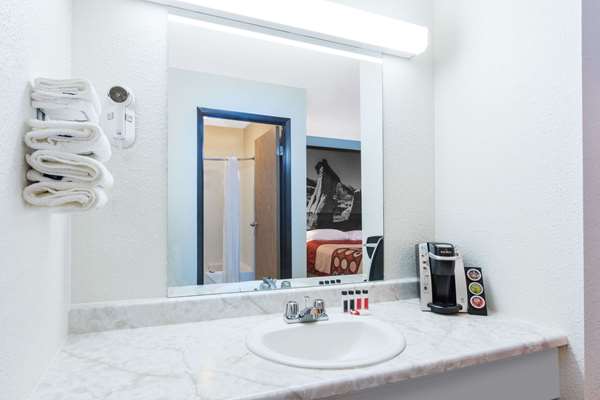  - Super 8 Motel Strathmore