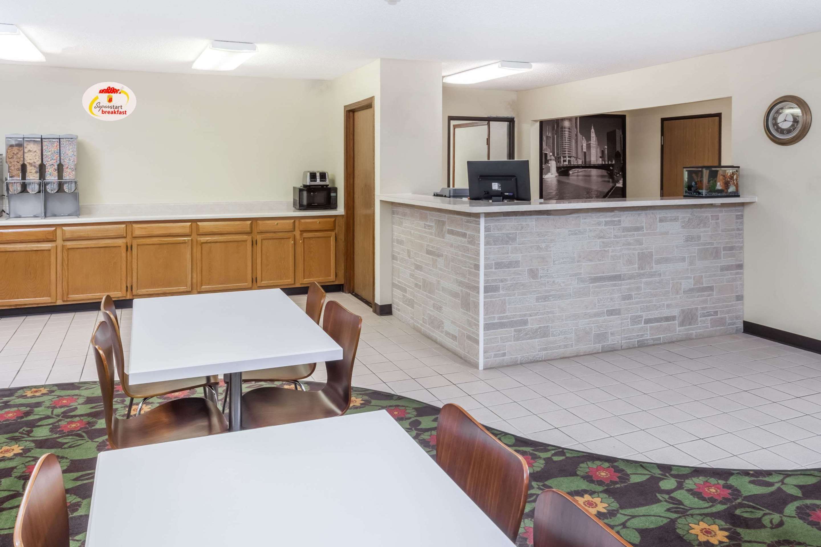 Lobby | Super 8 by Wyndham Pekin/Peoria Area
