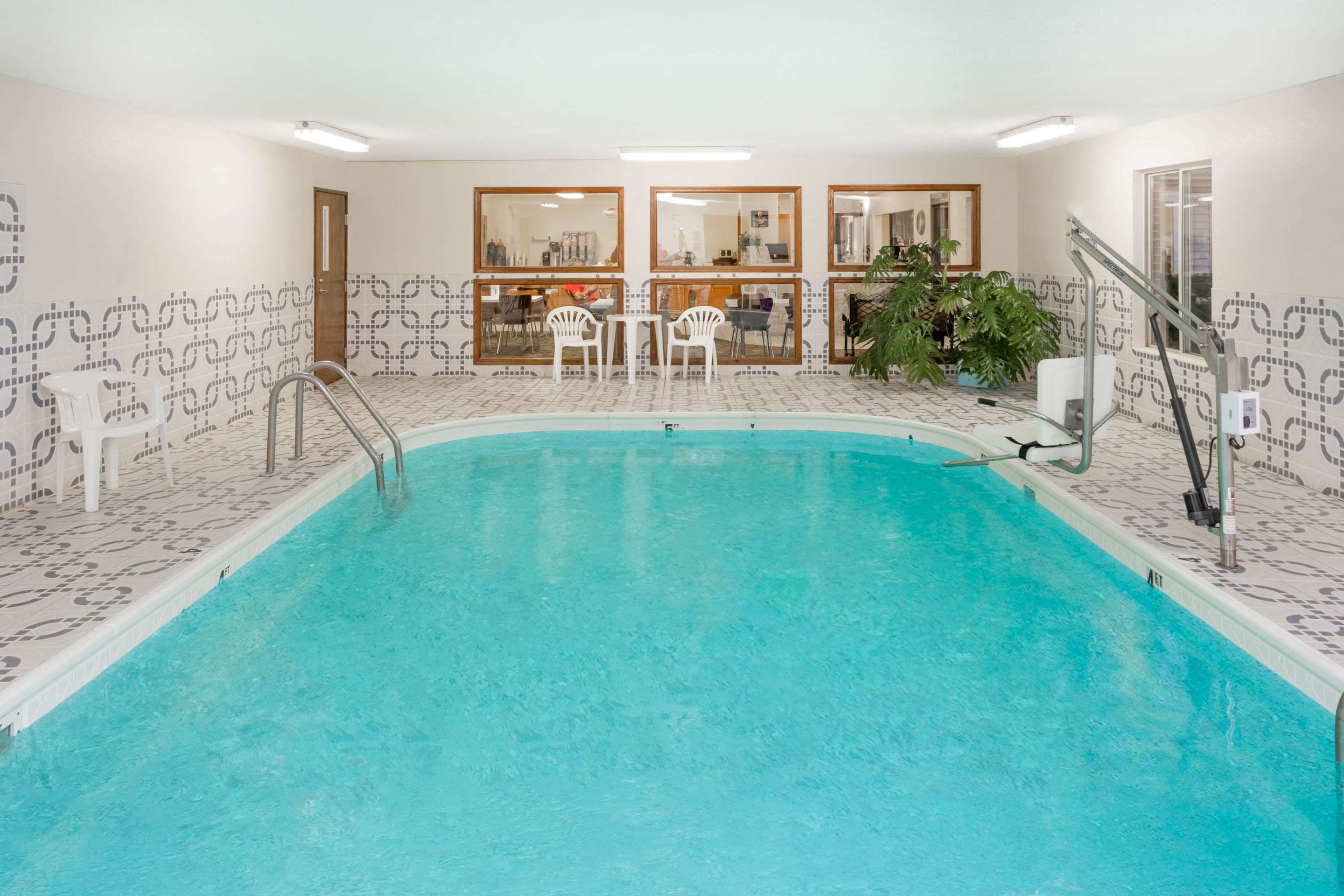 Pool | Super 8 by Wyndham Pekin/Peoria Area
