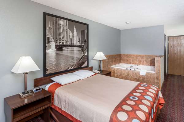 Suite - Super 8 Hotel Pekin