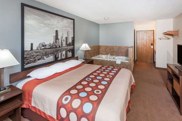 Suite - Super 8 Hotel Pekin