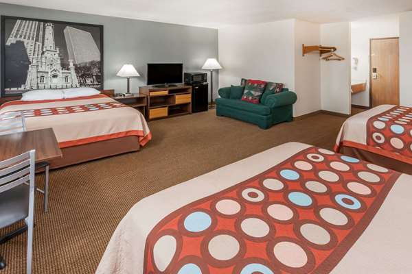 Suite - Super 8 Hotel Pekin