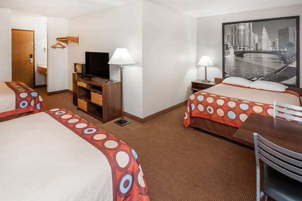 Suite - Super 8 Hotel Pekin