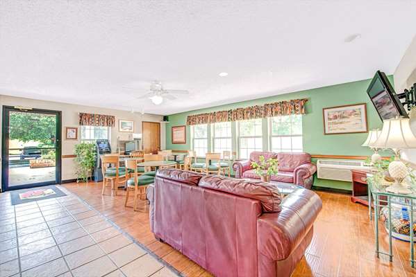  - Super 8 Fiesta San Antonio - I-10, Exits 557 & 558