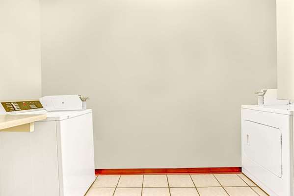  - Super 8 Fiesta San Antonio - I-10, Exits 557 & 558