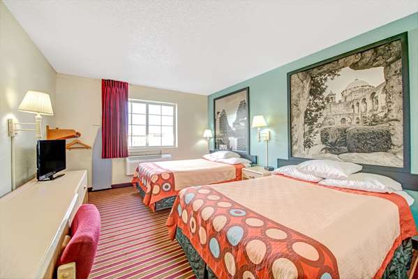  - Super 8 Fiesta San Antonio - I-10, Exits 557 & 558