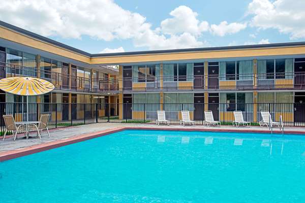 Pool - Days Inn Parkway Bristol