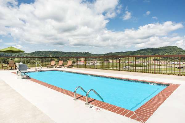 Pool - Days Inn Sutton - I-79, Exit 67