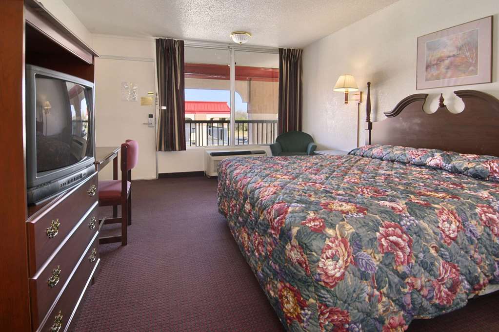 Super 8 by Wyndham Oklahoma Fairgrounds Room Type - 1 King Bed, Smoking