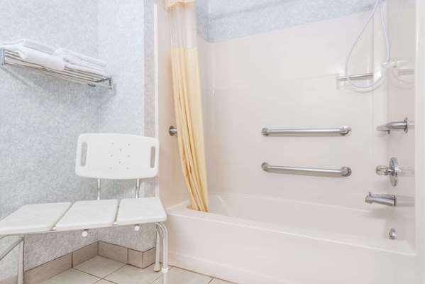  - Days Inn Topeka - I-470, Exit 1B