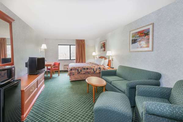 Suite - Days Inn Topeka - I-470, Exit 1B