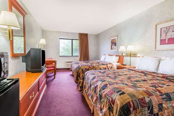  - Days Inn Topeka - I-470, Exit 1B