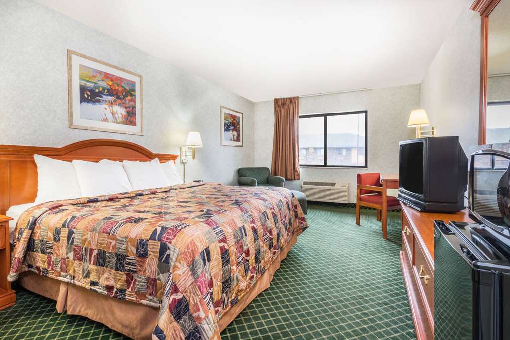 DAYS INN BY WYNDHAM, TOPEKA-guestroom-Guest Room,On-Site.jpg