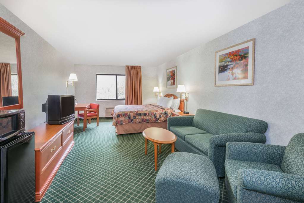 DAYS INN BY WYNDHAM, TOPEKA-guestroom-Guest Room,Suite,On-Site.jpg