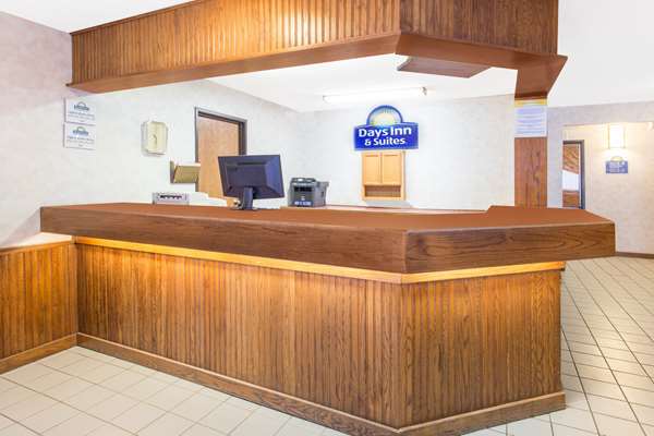  - Days Inn & Suites Davenport - I-74, Exit 2