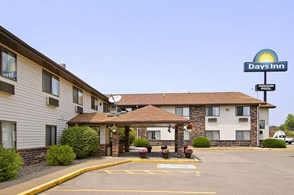 Exterior view - Days Inn & Suites Davenport - I-74, Exit 2