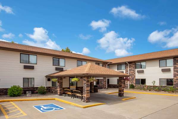 Exterior view - Days Inn & Suites Davenport - I-74, Exit 2