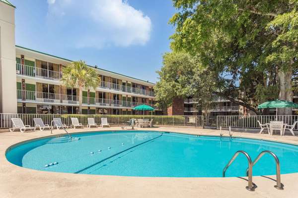 Pool - Days Inn Patriots Point Mt Pleasant